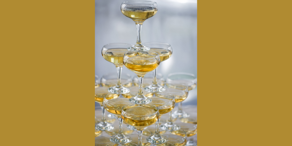 Pezsgőtornyok: Elegancia és Ünnepi Hangulat Az Esküvőkön Pezsgőtornyok: Elegancia és Ünnepi Hangulat Az Esküvőkön