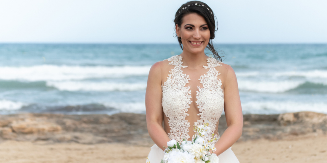 Egy Mesés Nap a Tengerparton: Esküvő Spanyolországban Egy Mesés Nap a Tengerparton: Esküvő Spanyolországban