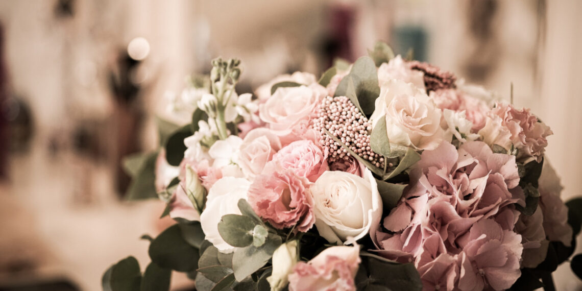 A 2024-es Menyasszonyi Csokortrendek: Monokróm Elegancia és Pasztellszínek