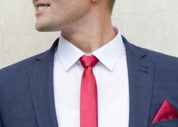 Az Öltönyök Művészete: Útmutató a Tökéletes Esküvői Megjelenéshez