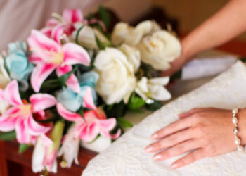 Elegáns és Időtálló: A 2024-es Esküvői Manikűr Legújabb Trendjei