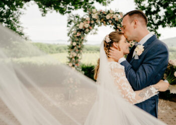 RealWedding – Bettina és Johannes: Egy Szerelem Története a Bútoreladástól az Oltárig