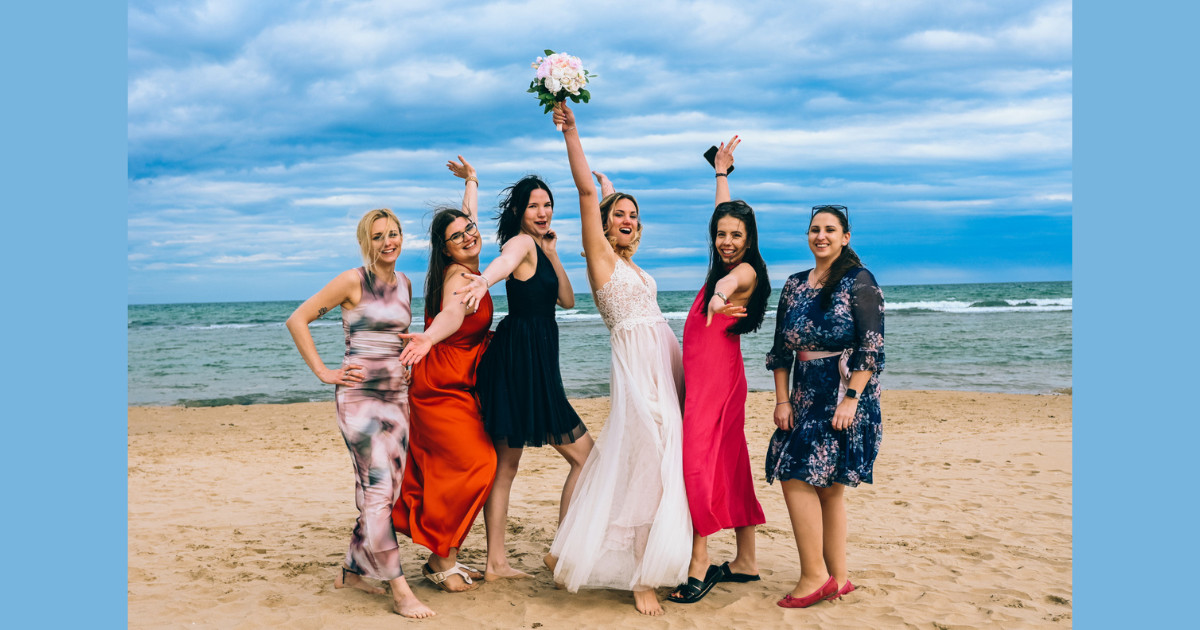 Halász Éva, menyasszonyi ruha, tengerparti esküvő, esküvői trendek, egyedi esküvői ruha, spanyol tengerparti esküvő, ruhatervezés, csobán éva