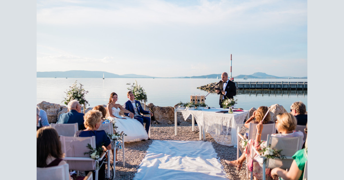 esküvő, Enikő és Marcel, Balaton, nemzetközi pár, vintage-pasztell, lakatos szertartás, balatoni esküvő, Fenyves Yacht Club, személyes utazás