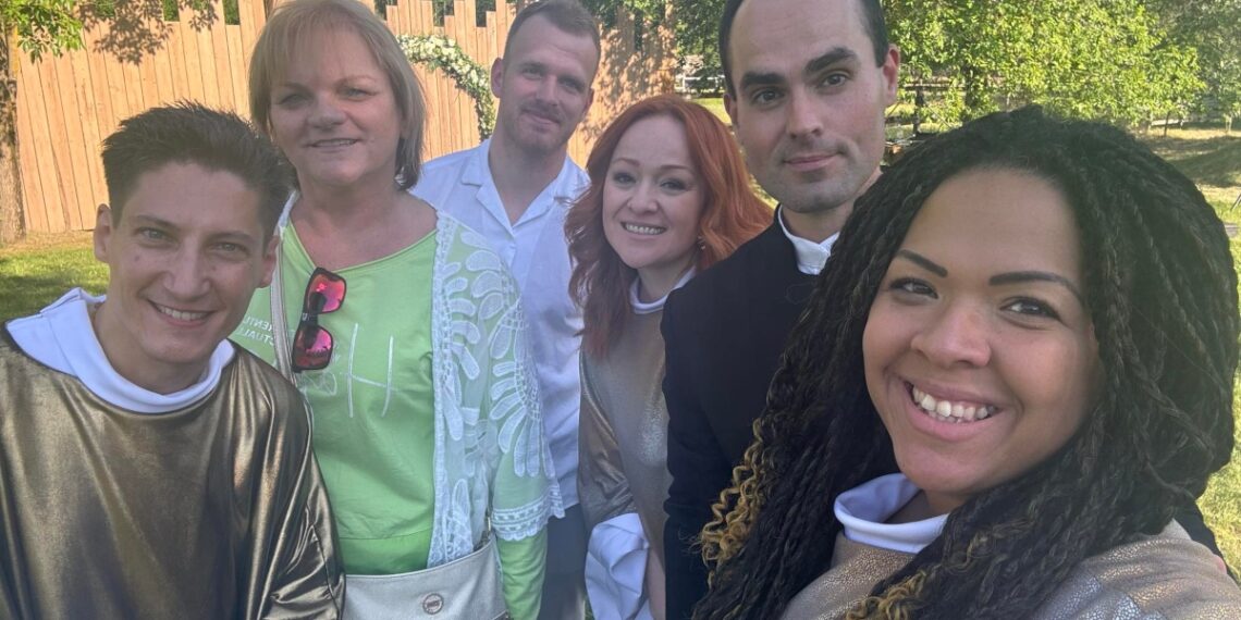 A szerelem nem ismer határokat: Kétnyelvű, ökumenikus szertartás Nyíradonyban