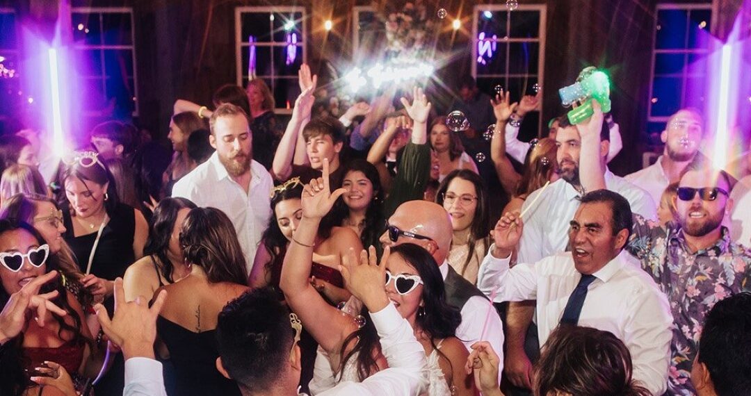 „Öt Tipp az Esküvői DJ Zenei Választásához: Bízd Rá a Hangulatot!”