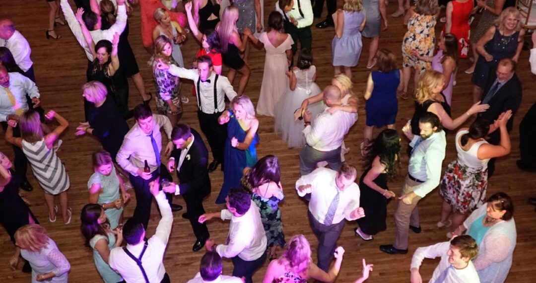 „Bízz a DJ-ben: Az esküvői zene titkai a tökéletes hangulathoz” „Bízz a DJ-ben: Az esküvői zene titkai a tökéletes hangulathoz”