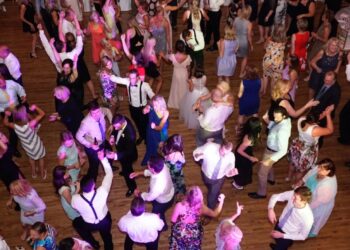 „Bízz a DJ-ben: Az esküvői zene titkai a tökéletes hangulathoz” „Bízz a DJ-ben: Az esküvői zene titkai a tökéletes hangulathoz”