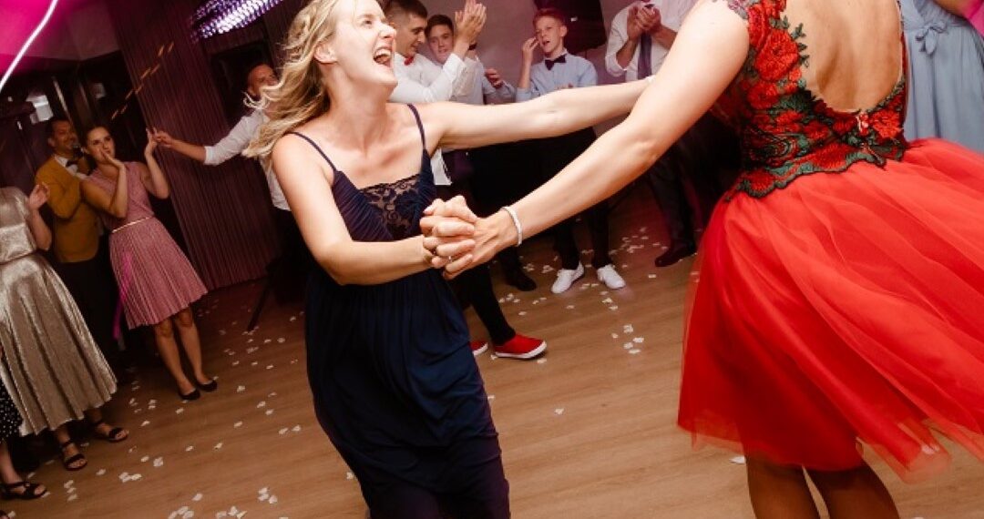 „Fedezd fel az esküvői szórakozást: Izgalmas és vicces hagyományok, amiket érdemes beépíteni!” „Fedezd fel az esküvői szórakozást: Izgalmas és vicces hagyományok, amiket érdemes beépíteni!”