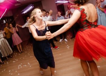 „Fedezd fel az esküvői szórakozást: Izgalmas és vicces hagyományok, amiket érdemes beépíteni!” „Fedezd fel az esküvői szórakozást: Izgalmas és vicces hagyományok, amiket érdemes beépíteni!”