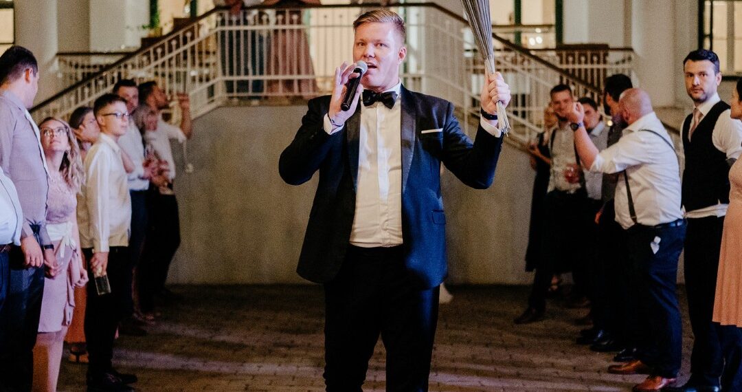 „Miért érdemes ceremóniamestert választani az esküvődre?” „Miért érdemes ceremóniamestert választani az esküvődre?”