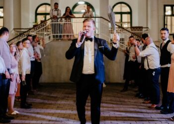 „Miért érdemes ceremóniamestert választani az esküvődre?” „Miért érdemes ceremóniamestert választani az esküvődre?”