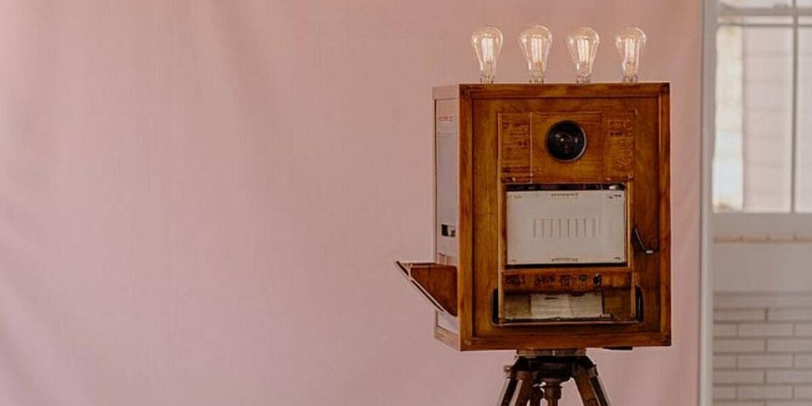 A tökéletes esküvői fotófülke varázslata: Trendek és kellékek, amikkel lenyűgözheted a vendégeidet